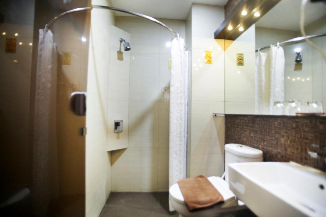 Favor Hotel Makassar City Center By Life Extérieur photo