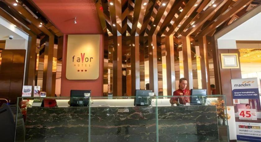 Favor Hotel Makassar City Center By Life Extérieur photo