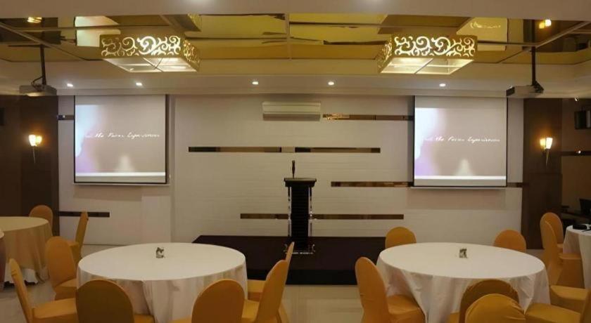 Favor Hotel Makassar City Center By Life Extérieur photo