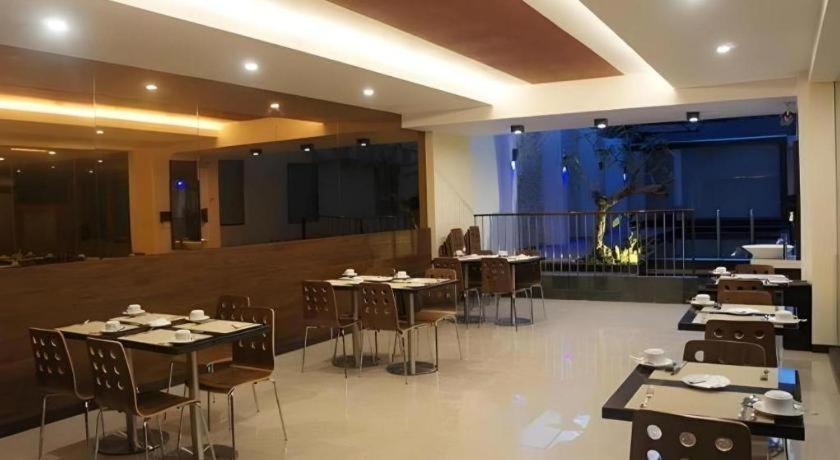 Favor Hotel Makassar City Center By Life Extérieur photo