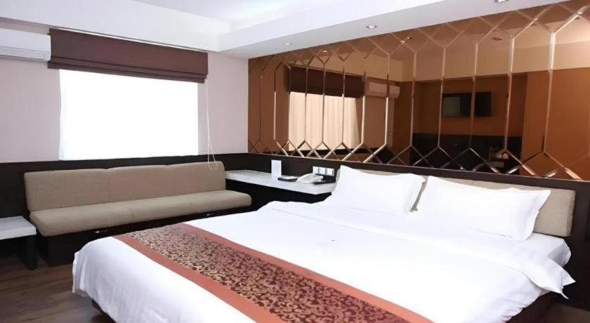 Favor Hotel Makassar City Center By Life Extérieur photo