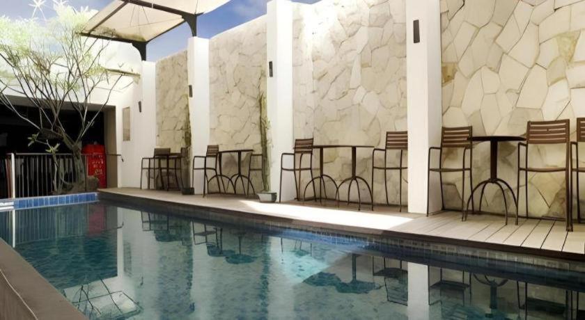 Favor Hotel Makassar City Center By Life Extérieur photo
