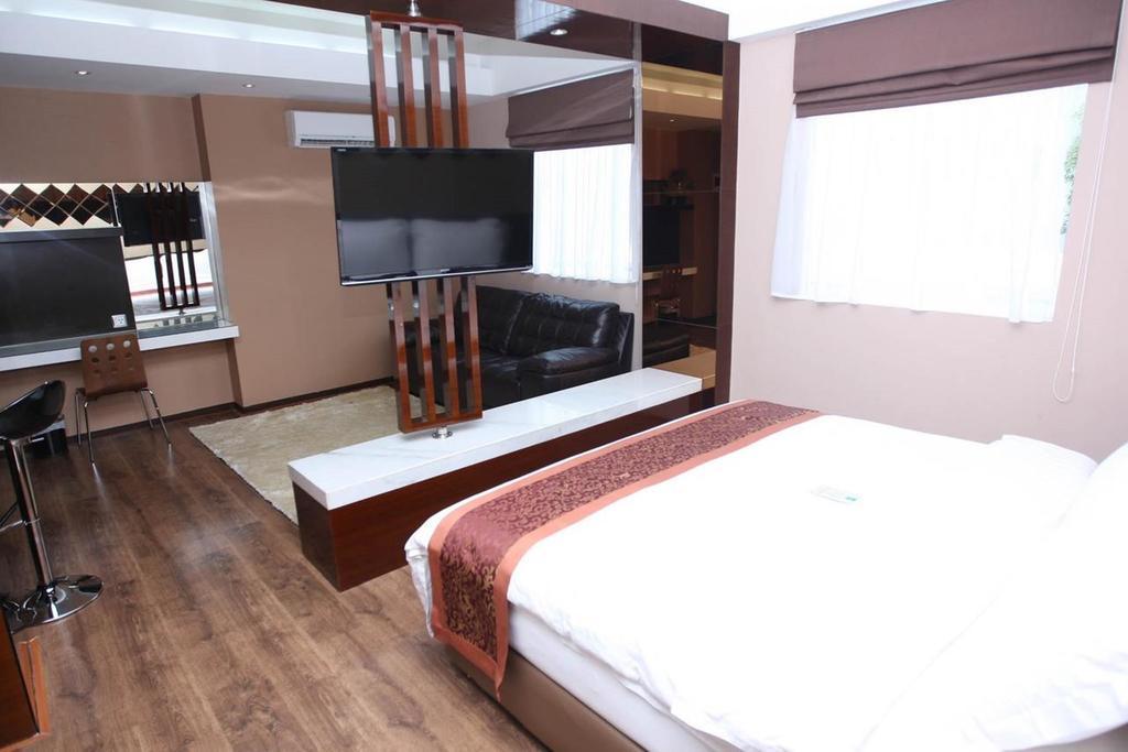 Favor Hotel Makassar City Center By Life Extérieur photo