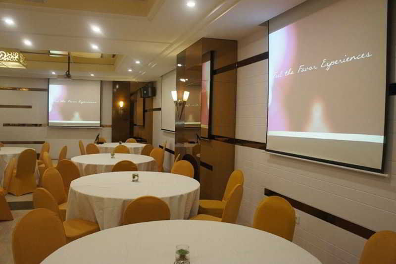 Favor Hotel Makassar City Center By Life Extérieur photo