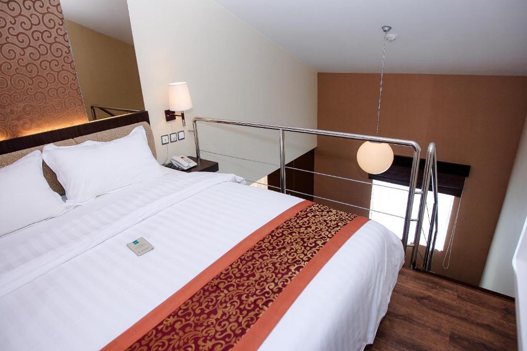 Favor Hotel Makassar City Center By Life Chambre photo