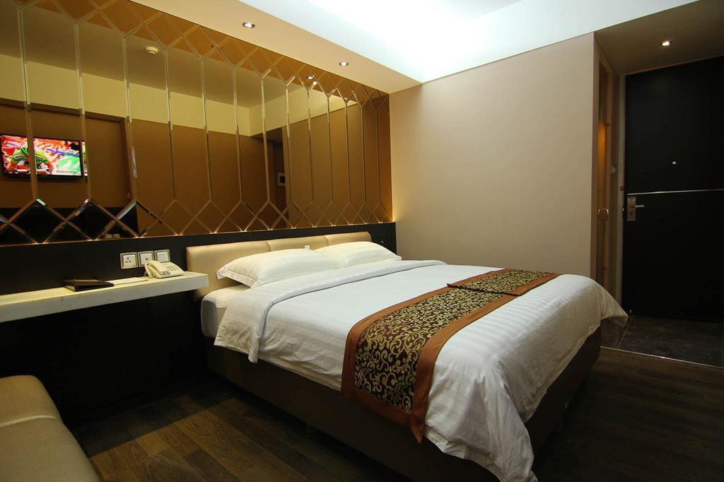 Favor Hotel Makassar City Center By Life Chambre photo