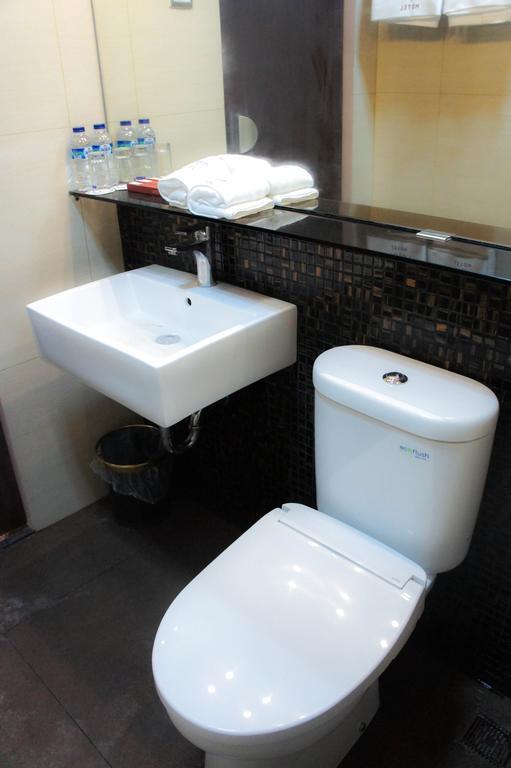 Favor Hotel Makassar City Center By Life Chambre photo