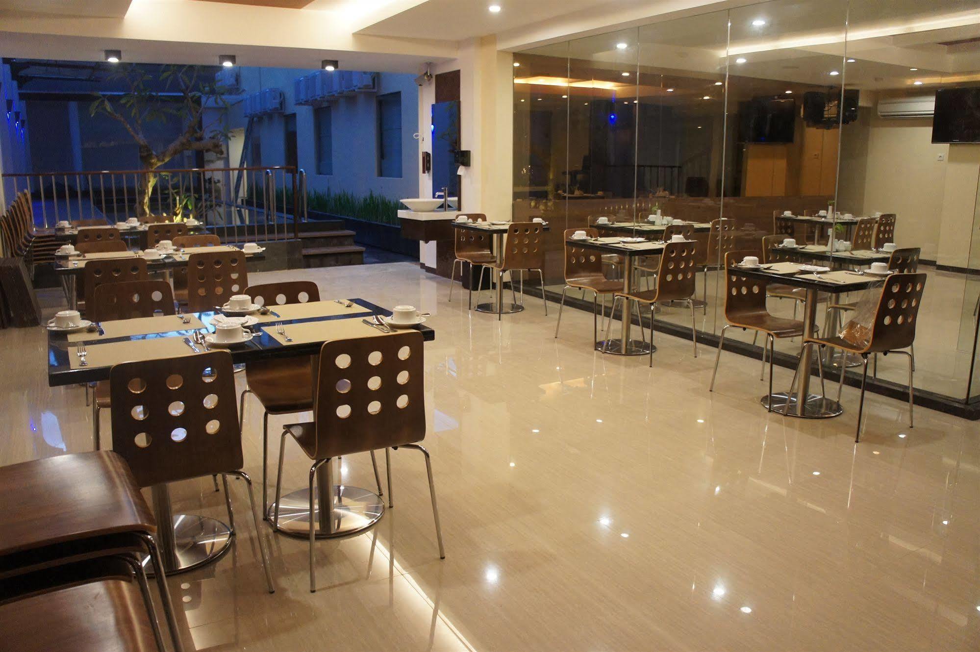 Favor Hotel Makassar City Center By Life Extérieur photo